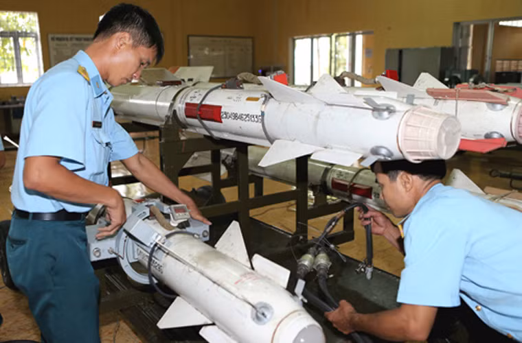 Tên lửa X-29 hay là Kh-29 được thiết kế chủ yếu để tấn công các mục tiêu lớn trên đất liền (gồm kho tàng, bến bãi, nhà xưởng, cầu cống, sân bay). Tuy nhiên, khi cần nó có thể dùng để tấn công các mục tiêu trên biển. Theo quảng cáo của nhà sản xuất, Kh-29 có khả năng gây hư hỏng nặng tàu chiến có lượng giãn nước lên tới 10.000 tấn. Nguồn ảnh: Infonet