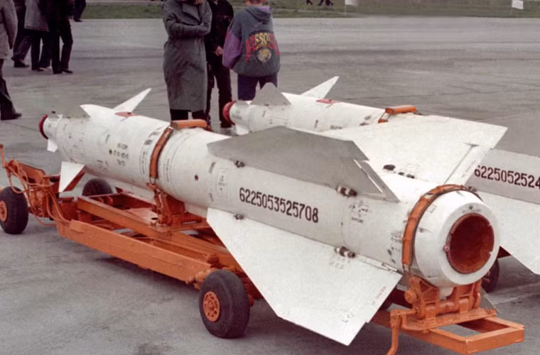 Tên lửa Kh-29 có chiều dài 3,87m, đường kính thân 0,38m, sải cánh 1,1m, trọng lượng phóng 657-680kg tùy từng biến thể. Thân tên lửa có thiết kế khí động học tiêu chuẩn với 4 cánh lái khá dài và rộng ở đuôi cùng 4 cánh ổn định phía trước mũi. Nguồn ảnh: Situational Awareness