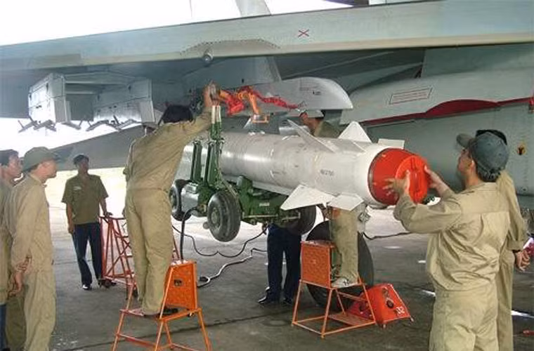 X-29 là tên tiếng Nga của tên lửa không đối đất Kh-29 (NATO gọi là AS-14 Kedge) do Cục thiết kế Vympel (nay thuộc Tổng công ty tên lửa chiến thuật – chiến dịch Nga KTRV) phát triển trang bị cho các loại tiêm kích đa năng MiG-29, Su-30/33/35 và cường kích Su-22/25/34. Nguồn ảnh: QĐND