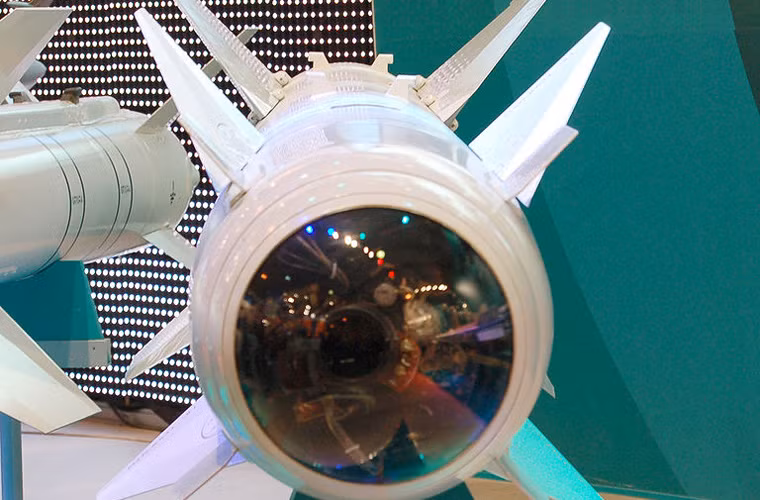 Trong họ tên lửa Kh-29 của Vympel gồm nhiều phiên bản với nhiều tính năng khác nhau. Theo một số nguồn tin thì phiên bản mà Việt Nam nhập khẩu có thể là Kh-29TE sử dụng hệ thống dẫn hướng quang-truyền hình với tầm bắn lên đến 30km, tên lửa có thể phóng từ độ cao 200-10.000m. Nguồn ảnh: Wikipedia