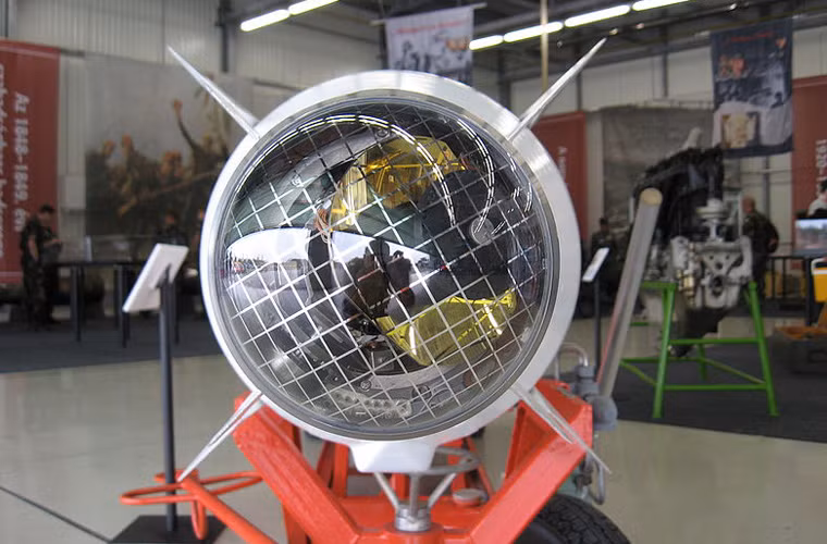 Ngoài ra, họ tên lửa này của Nga còn các phiên bản: Kh-29L (dẫn đường laser bán chủ động, tầm bắn 8-10km); Kh-29T (dẫn đường quang truyền hình, tầm bắn 12km); Kh-29MP (dẫn hướng radar chủ động, tầm bắn 12km) và Kh-29D (dẫn đường hồng ngoại, tầm bắn 30km). Nguồn ảnh: Wikipedia