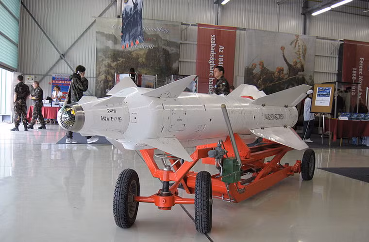 Bên cạnh việc làm chủ công nghệ bảo dưỡng máy bay chiến đấu, công nghiệp quốc phòng Việt Nam những năm qua từng bước nghiên cứu chế tạo một phần linh kiện máy bay và nhất là vũ khí hàng không. Một trong những thành tựu nổi bật nhất, theo báo Phòng Không – Không quân, đó là việc Viện Kỹ thuật Phòng không – Không quân đã nghiên cứu, chế tạo thành công khối mồi máy phát khí 2 PP-35 của tên lửa X-29. Nguồn ảnh: Wikipedia