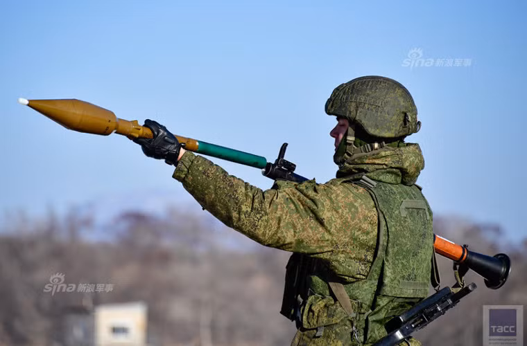 B41 hay RPG-7 được thiết kế với rất nhiều đạn xuyên giáp diệt tăng, đạn chống bộ binh, đạn phá công sự. Tiêu chuẩn loại đạn PG-7V đưa vào sử dụng năm 1961 có tầm bắn mục tiêu di động 250m, xuyên giáp dày 260mm. Khi xe tăng phủ giáp phản ứng nổ ra đời, Bazalt tiếp tục chế tạo thêm mẫu đạn tandem PG-7VR xuyên 600-750mm sau ERA vào năm 1988. Nguồn ảnh: TASS