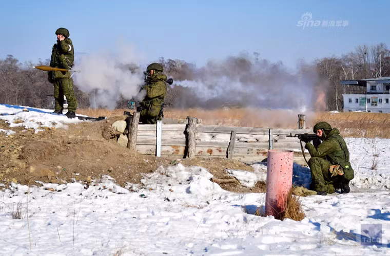 Khi bắn, liều phóng nhỏ đẩy viên đạn ra khỏi nòng 11m trước khi động cơ chính hoạt động đưa đạn PG-7 lên vận tốc 295m/s. Nếu không trúng mục tiêu, đạn sẽ bay 1.100m rồi tự hủy. Nguồn ảnh: TASS