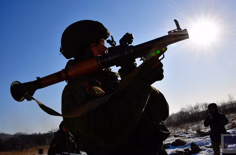 Quan sat linh Nga tap ban sung chong tang B41