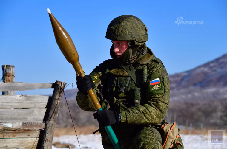 Các viên đạn súng chống tăng B41 đều có cỡ to hơn nòng nên chỉ lắp phần đuôi vào nòng súng B41. Nguồn ảnh: TASS