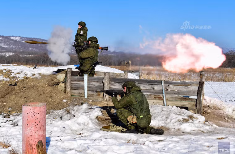 RPG-7 có kết cấu hết sức đơn giản, cấu tạo hình ống cỡ 40mm, dài khoảng 950mm, nặng 7kg. Giữa thân phình to ra thành một buồng rộng - buồng đốt chứa liều phóng. Việc tạo thành buồng đốt này sẽ đẩy súng về phía trước, nhưng lực này được cân bằng bởi lỗ thoát khí và tuye sau. Chỗ phình ra của nòng có ốp lót gỗ dán (về sau thay bằng nhựa tổng hợp) chống nóng vai xạ thủ. Súng có hai tay cầm, với người thuận bên phải thì tay phải đặt trước, trái sau. Nguồn ảnh: TASS