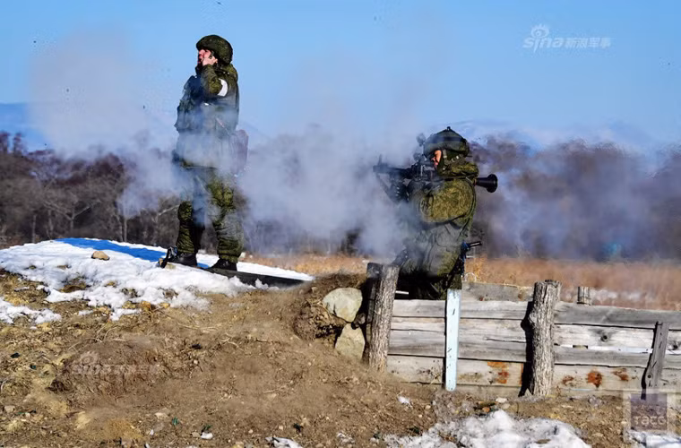 Ảnh: Lính Nga bắn thử súng chống tăng RPG-7. Nguồn ảnh: TASS