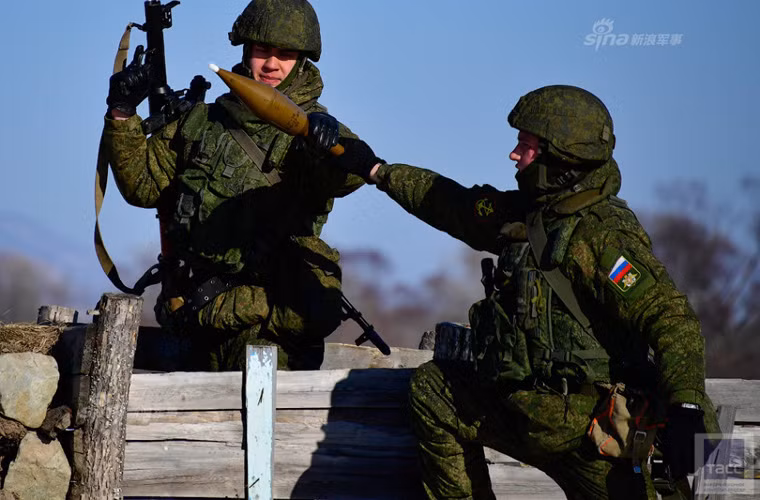 Trên thân súng có thể lắp kính ngắm PGO-7, hoặc loại PGO-7V1 có thêm vạch chia cho đạn hạng nặng hoặc kính ngắm đêm để phục vụ cho việc tác chiến đánh đêm. Bên cạnh đó, súng còn được chế sẵn bộ thước ngắm - đầu ruồi kim loại. Nguồn ảnh: TASS