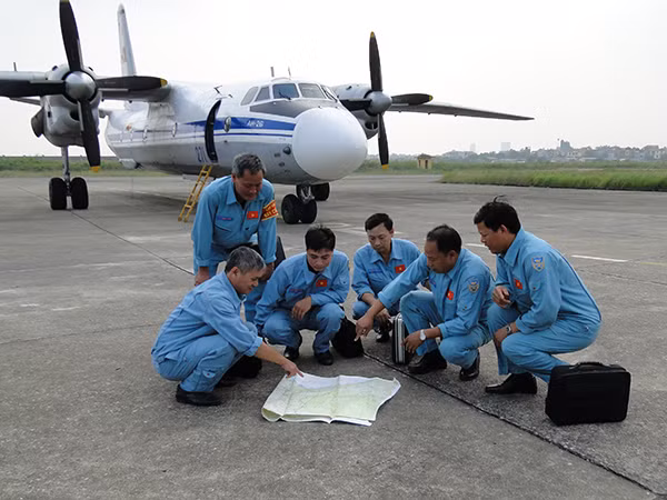 Cũng trong 2 ngày này, Lữ đoàn 918 - đơn vị vận tải chủ lực của Không quân Nhân dân Việt Nam đã tổ chức thành công ban bay đầu Xuân tại sân bay Gia Lâm bằng các máy bay An-26, CASA 295 và Yak-52. Ảnh: Tổ bay An-26 trước giờ thực hiện ban bay đầu xuân. Nguồn ảnh: Báo Phòng Không – Không quân