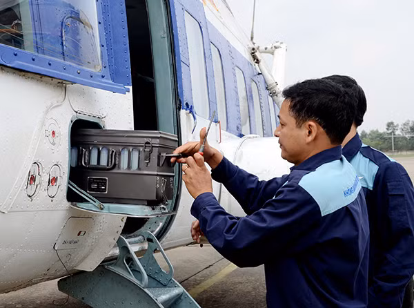 Nhân viên Kỹ thuật Hàng không Trung đoàn 916 (Sư đoàn 371) làm công tác chuẩn bị trước khi bay. Nguồn ảnh: Báo Phòng Không – Không quân
