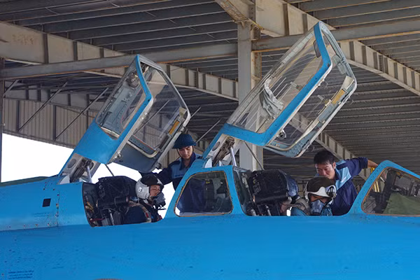 Trung đoàn 937 thực hành bay được 19 lần chuyến trong ban bay đầu xuân. Ảnh: Phi công tiếp thu máy bay Su-22UM3. Nguồn ảnh: Báo Phòng Không – Không quân