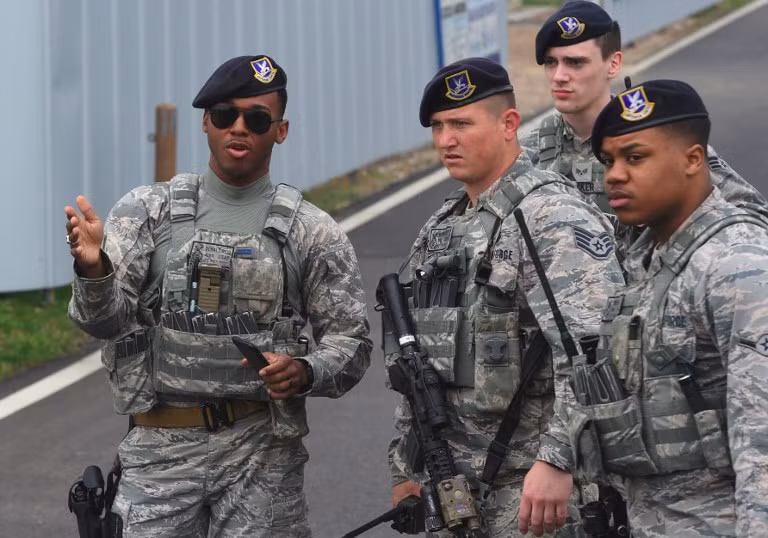 Max Thunder là cuộc tập trận thường niên vào đầu tháng 4 nhưng đã bị lùi kế hoạch do các diễn biến hòa dịu trong quan hệ liên Triều. Triều Tiên từ lâu phản đối các cuộc tập trận chung Mỹ - Hàn và gọi đây hoạt động "chuẩn bị cho chiến tranh xâm lược". Trong ảnh, binh sĩ Mỹ có mặt tại cuộc tập trận Max Thunder.