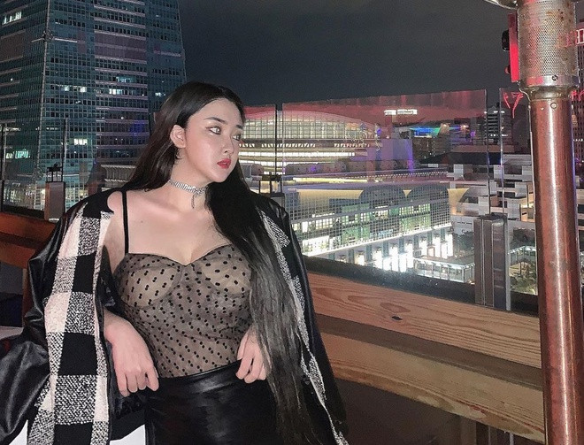 Lượng follow của Rosa Yin giảm nhanh chóng sau sự cố ảnh. Hiện trang Instagram của cô chỉ còn chưa đến 12.000 followers. Không chỉ bị quay lưng, mà hot girl này còn chịu sự đả kích của dư luận mỗi ngày. Nhiều người chỉ trích cô lạm dụng các app chỉnh ảnh, công nghệ để đánh lừa người hâm mộ. Còn số khác lại cho rằng nữ người mẫu đã kiếm tiền và chiếm niềm tin của mọi người bằng sự dối trá.