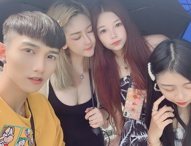 Sau vụ ồn ào bị bóc mẽ nhan sắc và mất hàng loạt hợp đồng quảng cáo, Rosa Yin vẫn xuất hiện với diện mạo đã được photoshop kỹ càng. Trên trang cá nhân, cô chăm chỉ cập nhật hình ảnh vui chơi bên bạn trai và hội chị em thân thiết.