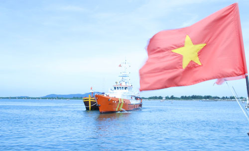 Lúc 10h30 sáng nay (30/11), tàu SAR 413 đã đưa 12 thuyền viên tàu BV 94184-TS về bờ bàn giao.