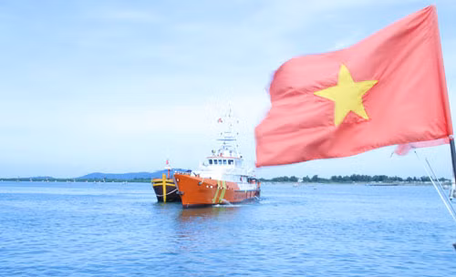 Lúc 10h30 sáng nay (30/11), tàu SAR 413 đã đưa 12 thuyền viên tàu BV 94184-TS về bờ bàn giao.