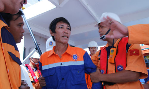 Anh Nguyễn Văn Dùng, (quê tỉnh Quảng Ngãi), thuyền viên tàu cá BĐ 30366-TS bị chìm 2 ngày trước trở về "từ cõi chết".