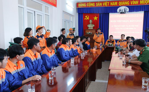 Lanh đạo Vũng Tàu MRCC bàn giao các thuyền viên gặp nạn.
