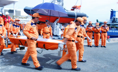 Thi thể thuyền viên Nguyễn Tấn Phương được đưa lên bờ.