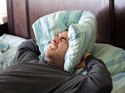 Ảnh hưởng đến giấc ngủ REM. Sau 90 phút chợp mắt, cơ thể tiếp tục bước từ giấc ngủ sâu sang trạng thái khác, gọi là giấc ngủ REM (rapid - eye movement). Rượu ảnh hưởng đến giấc ngủ REM, chất lượng giấc ngủ bị suy giảm khiến bạn không thể khỏe mạnh ngay cả khi ngủ một giấc dài.