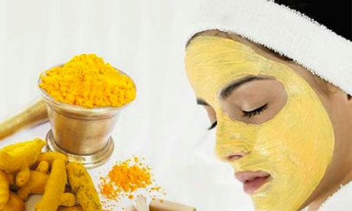 Khi thực hiện, bạn dùng 1 muỗng cà phê tinh bột nghệ kết hợp 1 muỗng cà phê mật ong hữu cơ, nửa hoặc 1 muỗng cà phê sữa chua hữu cơ làm mặt nạ.