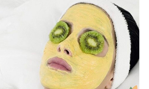 Áp dụng đắp mặt nạ tinh bột nghệ chừng 20 – 30 phút rồi rửa sạch bằng nước ấm, lau khô. Bạn sẽ nhận thấy tác dụng làm đẹp của tinh bột nghệ rõ rệt chỉ sau 1 tuần sử dụng.