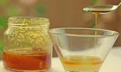 Khi sử dụng, bạn pha 2 muỗng cà phê siro giấm tỏi với 1 ly nước lọc uống vào buổi sáng khi dạ dày trống rỗng. Do hỗn hợp có hương vị khá mạnh nên hạn chế uống trực tiếp. Bạn cũng không nên đợi đến khi mắc bệnh mới nhờ đến siro giấm tỏi mà cần kiên trì sử dụng hàng ngày để ngăn ngừa bệnh tật và duy trì sức khỏe tối ưu.