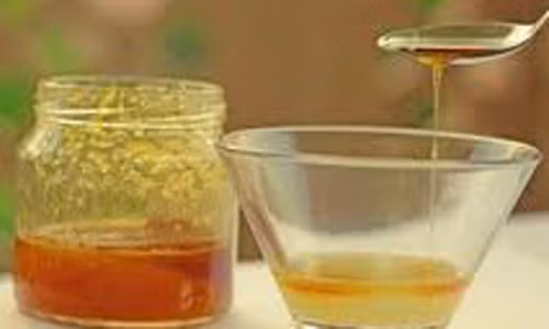 Khi sử dụng, bạn pha 2 muỗng cà phê siro giấm tỏi với 1 ly nước lọc uống vào buổi sáng khi dạ dày trống rỗng. Do hỗn hợp có hương vị khá mạnh nên hạn chế uống trực tiếp. Bạn cũng không nên đợi đến khi mắc bệnh mới nhờ đến siro giấm tỏi mà cần kiên trì sử dụng hàng ngày để ngăn ngừa bệnh tật và duy trì sức khỏe tối ưu.