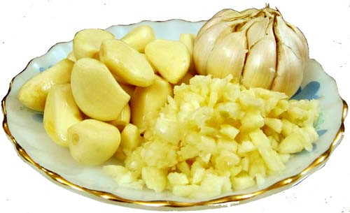 Khi thực hiện, bạn bóc rồi nghiền nhỏ khoảng 8 củ tỏi kích cỡ vừa phải kết hợp với 200ml giấm táo và 200ml mật ong nguyên chất.