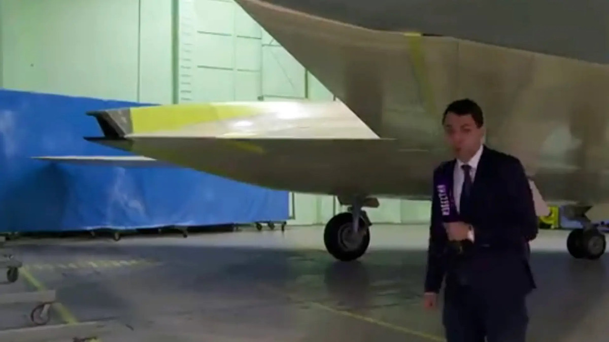 Được biết, bản mẫu trước đó sử dụng động cơ AL-41F tương tự loại đang được trang bị trên tiêm kích Su-35 Flanker. Dù chưa có thông tin xác thực loại động cơ được trang bị trên mẫu mới, phần ống xả đã được thiết kế lại nhằm giảm dấu vết hồng ngoại và sóng radar.