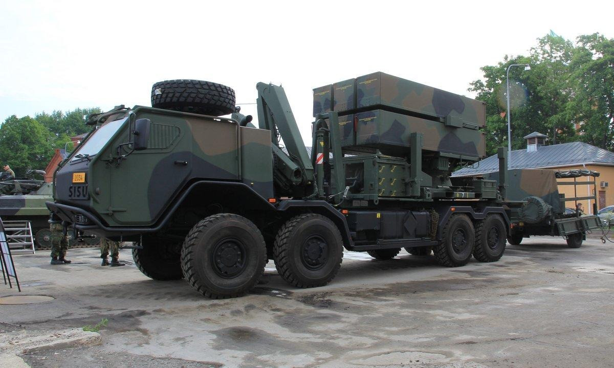 Đại tá dự bị Khodarenok nhấn mạnh khả năng những hệ thống tên lửa phòng không NASAMS nói trên bị Lực lượng vũ trang Nga phát hiện và tiêu diệt khi đang di chuyển trên đường là rất cao.