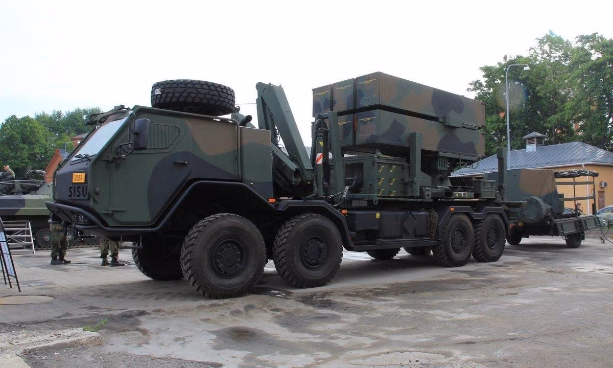 Đại tá dự bị Khodarenok nhấn mạnh khả năng những hệ thống tên lửa phòng không NASAMS nói trên bị Lực lượng vũ trang Nga phát hiện và tiêu diệt khi đang di chuyển trên đường là rất cao.