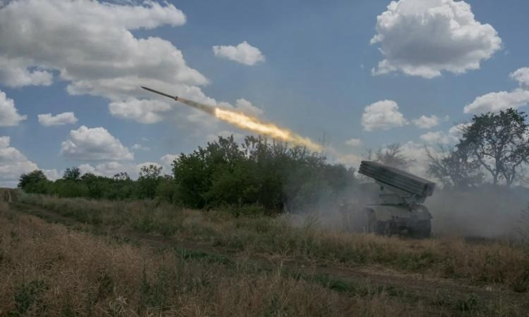 “Còn một điều nữa cần xem xét. Lực lượng vũ trang Nga có rất nhiều tên lửa chống radar: Kh-28, Kh-31, Kh-58. Phạm vi của bất kỳ loại nào trong số chúng cũng gấp 2 - 3 lần tầm bắn của NASAMS".