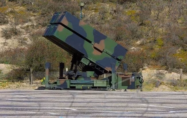 Các phiên bản cũ của tên lửa AIM-120 trang bị cho NASAMS được tạo ra trước khi Nga đưa Kalibr vào trang bị, do vậy nó rất khó đánh chặn loại đạn tấn công mặt đất đang được Hải quân Nga sử dụng, tình trạng tương tự cũng xảy ra với Kh-101 của Không quân.