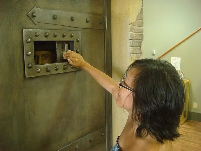 Hầm Moose Jaw, Saskatchewan, Canada: Thành phố ngầm này bao gồm rất nhiều các đường hầm với 2 tầng riêng biệt. Đây từng là nơi vận chuyển rượu trong thời cấm buôn rượu từ Canada sang Mỹ. Một tầng từng là nơi dân nhập cư người Trung Quốc ẩn náu khi bị đối xử tàn tệ.