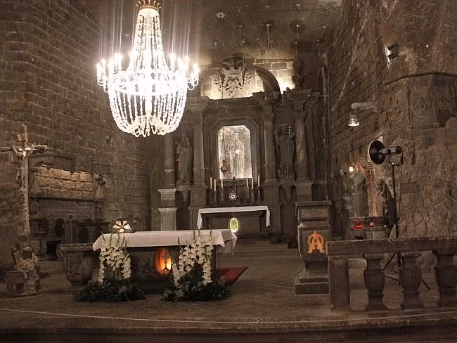 Mỏ muối Wieliczka, Cracow, Ba Lan: Mỏ này đã ngừng khai thác từ năm 2007 sau hơn 700 năm hoạt động, và giờ đây đã trở thành di sản văn hóa thế giới được UNESCO công nhận. Mỗi năm, có khoảng hơn 1 triệu du khách từ khắp nơi trên thế giới đổ về đây. Qua nhiều thế kỷ, mỏ muối từ chỗ là các hang tối tăm trở thành nơi hấp dẫn du khách với những tác phẩm điêu khắc, nhà thờ, tượng đài được làm từ muối. Khu mỏ này có khoảng 300 km các đường hầm khắp 9 tầng. 3 tầng đầu được mở cho mọi người đến tham quan. Một tour ở đây kéo dài khoảng 2 tiếng đồng hồ. Một trong những nơi đẹp nhất là nhà thờ thánh St. Kinga tuyệt đẹp, mất đến 30 năm để xây dựng.