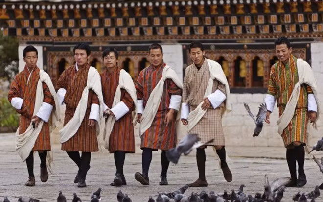 Trang phục truyền thống Gho của nam giới và Kira của phụ nữ, Bhutan.