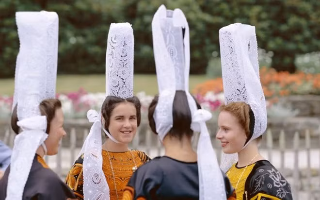 Trang phục truyền thống mũ ren, Pháp.