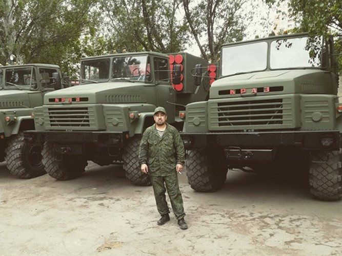 Hệ thống này đặt trên khung gầm xe tải hạng nặng KrAZ-260 có bề ngang lớn hơn, cho phép mang theo dàn phóng đạn cỡ lớn mà sức công phá của tổ hợp MLRS này mạnh hơn nhiều nếu đặt cạnh BM-21.