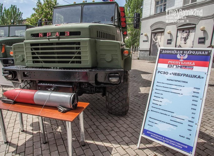 Tuy nhiên vì ưu tiên cho cơ số đạn nên đã dẫn tới việc chiều dài của liều phóng từng quả đạn bị cắt ngắn, làm cho tầm bắn của loại rocket cỡ lớn này chỉ đạt 9,6 km (so với 20 km của BM-21 Grad).