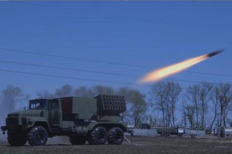 Tổ hợp pháo phản lực phóng loạt Cheburashka mặc dù bề ngoài trông khá giống BM-21 Grad nhưng đây là một tổ hợp mới hoàn toàn và sở hữu những tính năng kỹ chiến thuật rất khác biệt.