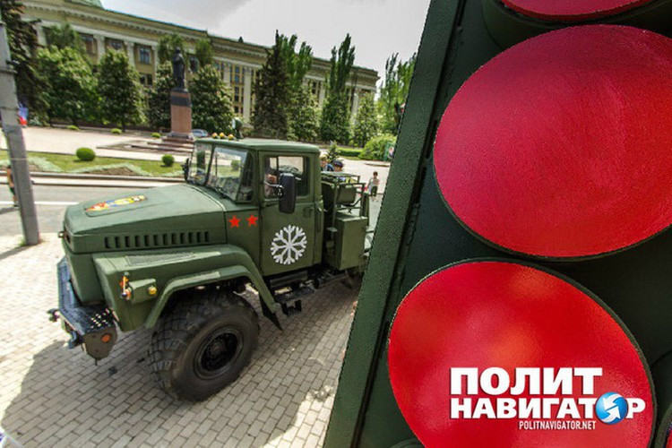 Tầm bắn tối đa của loại pháo phản lực phóng loạt này là 9.600m trong khi đó tầm bắn tối thiểu là 1.500m.