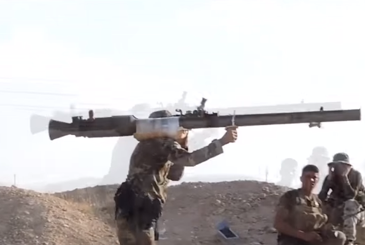 Thông thường loại pháo này sẽ khai hỏa trên giá ba chân để đảm bảo an toàn cho xạ thủ, chỉ trong trường hợp khẩn cấp pháo này mới được vác lên vai để khai hỏa.