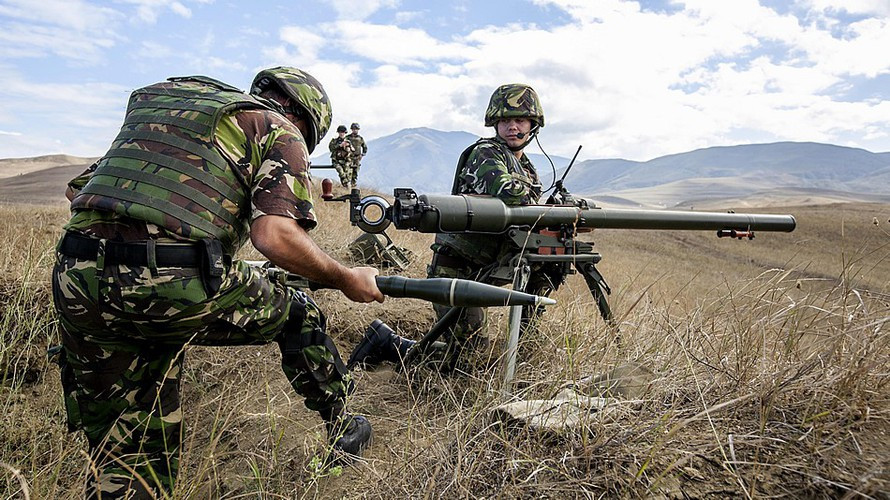 Khi bắn, phía sau của pháo tạo ra một khoảng nguy hiểm do lửa phản lực của liều phóng với bán kính 30m và góc mở 90°.