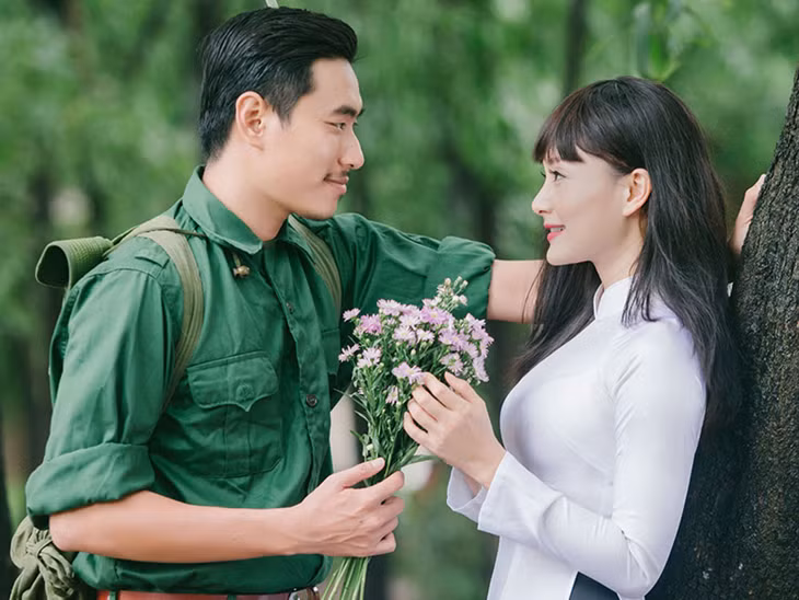 Cuối năm 1962, tại một cánh rừng phía Tây Quảng Ngãi, nhà thơ Hồ Ngọc Sơn vừa ngạc nhiên vừa xúc động khi nghe bài thơ Tình em của mình được hát trên Đài Tiếng nói Việt Nam.