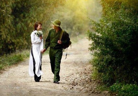 Nhà thơ Huy Du cho biết, cuối năm 1962, ông đọc bài thơ Tình em trên Báo Văn Nghệ, thấy tình cảm của tác giả bài thơ trùng hợp với tâm trạng của ông cũng đang phải xa cách người vợ thân yêu. Thế là, chỉ trong một đêm ông đã phổ xong nhạc.