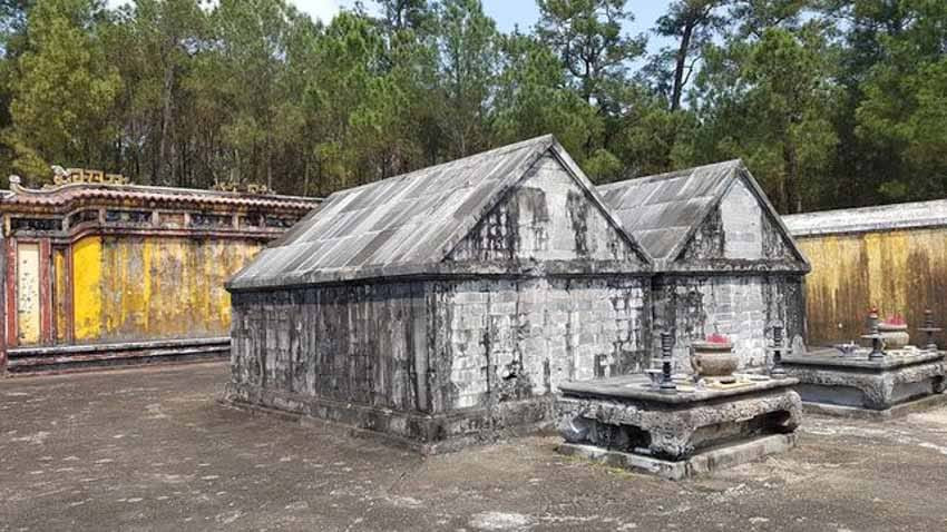 Ngoài ra, con cháu bà dù thuộc dòng đích (con cả) của vua Gia Long nhưng cũng chịu đắng cay không kém. Họ chịu nhiều trầm luân trong cuộc củng cố vương quyền dưới thời Minh Mạng khi kẻ chết, người bị giáng làm thường dân. (Ảnh: Mộ song táng của vua Gia Long và Thừa Thiên Cao Hoàng hậu.)