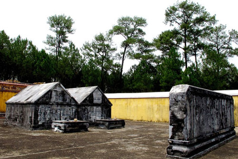 Hoàng hậu được hiệp táng ngay sát cạnh mộ vua Gia Long trong khuôn viên Thiên Thọ lăng. Đây là lăng tẩm duy nhất của nhà Nguyễn có mộ vua và hoàng hậu đặt song song nhau. (Ảnh: Mộ song táng của vua Gia Long và Thừa Thiên Cao Hoàng hậu.)