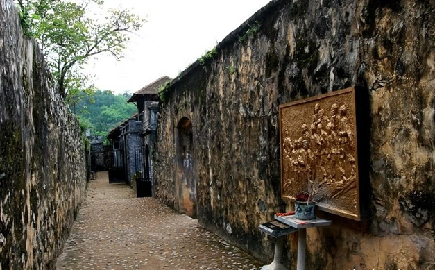 Bên cạnh đó, những chiến sỹ cách mạng bị giam cầm còn phải lao động khổ sai, nặng nhọc như: đục lỗ đặt mìn phá đá, khai thác gỗ, đẩy xe chở nước, cát, gạo...